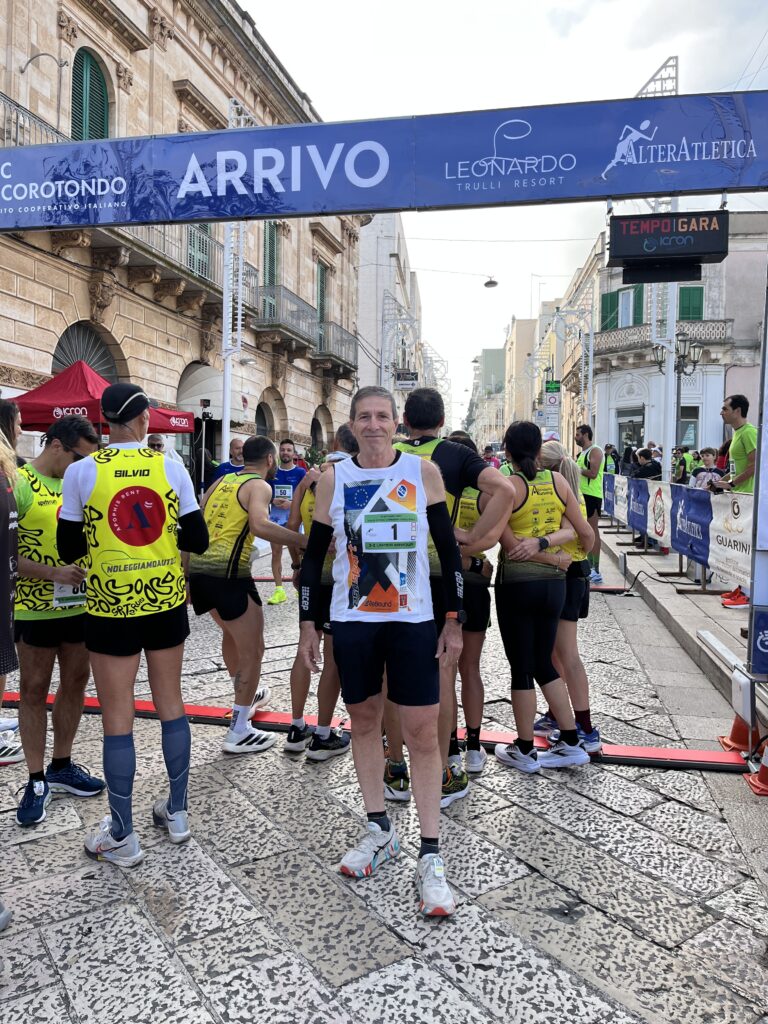Atleti al traguardo di una corsa.