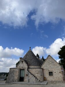 Trullo con cielo nuvoloso sopra.